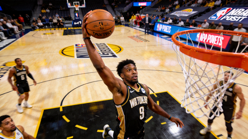 NBA季后赛比赛中球员飞身扣篮的精彩动作